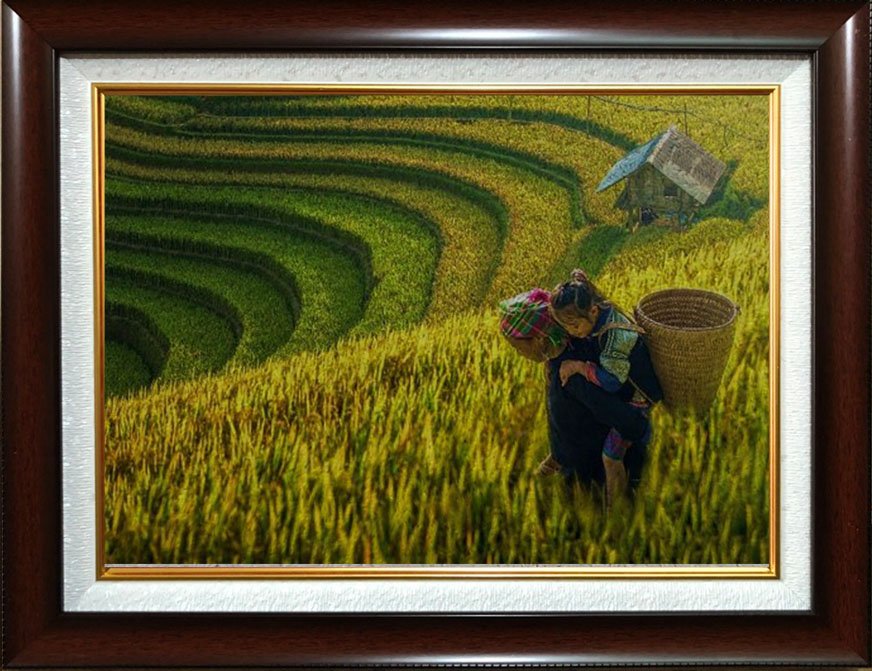 Tranh gạo m&agrave;u mẹ c&otilde;ng con tr&ecirc;n nương